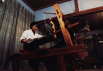 結城紬を織る作業の写真