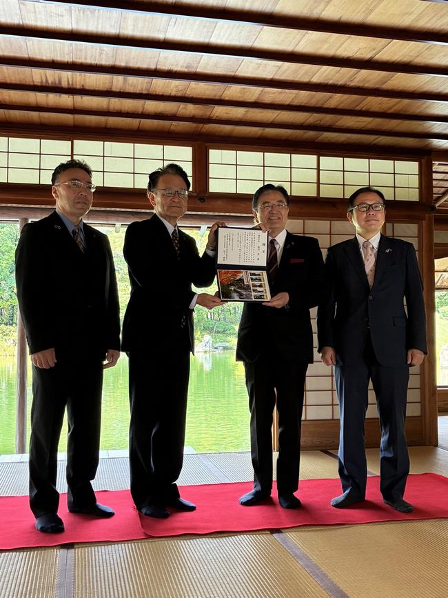 養浩館庭園 オリジナルフレーム切手 贈呈式