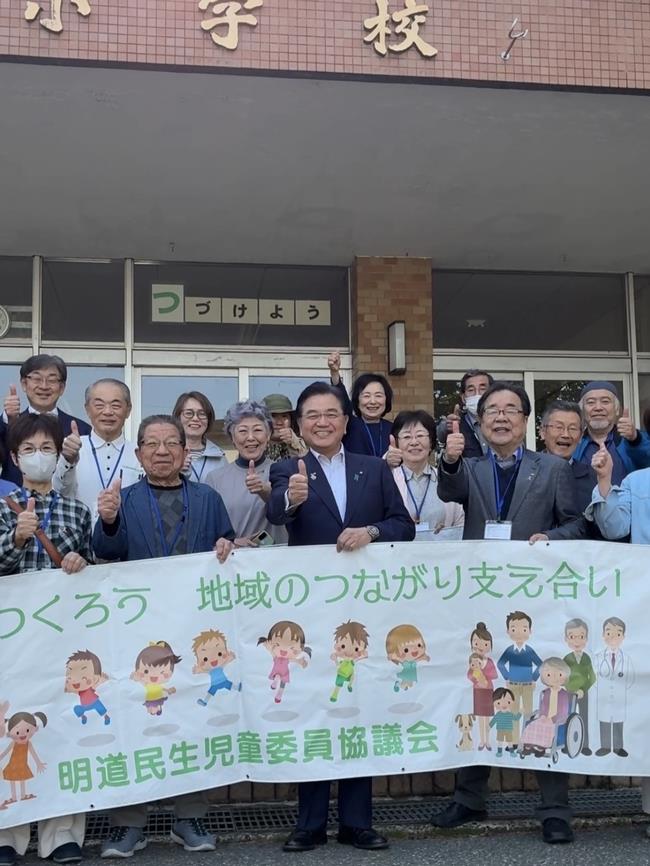 西行市長がおじゃまします「明道民生委員児童委員協議会による春山小児童への挨拶運動」の写真