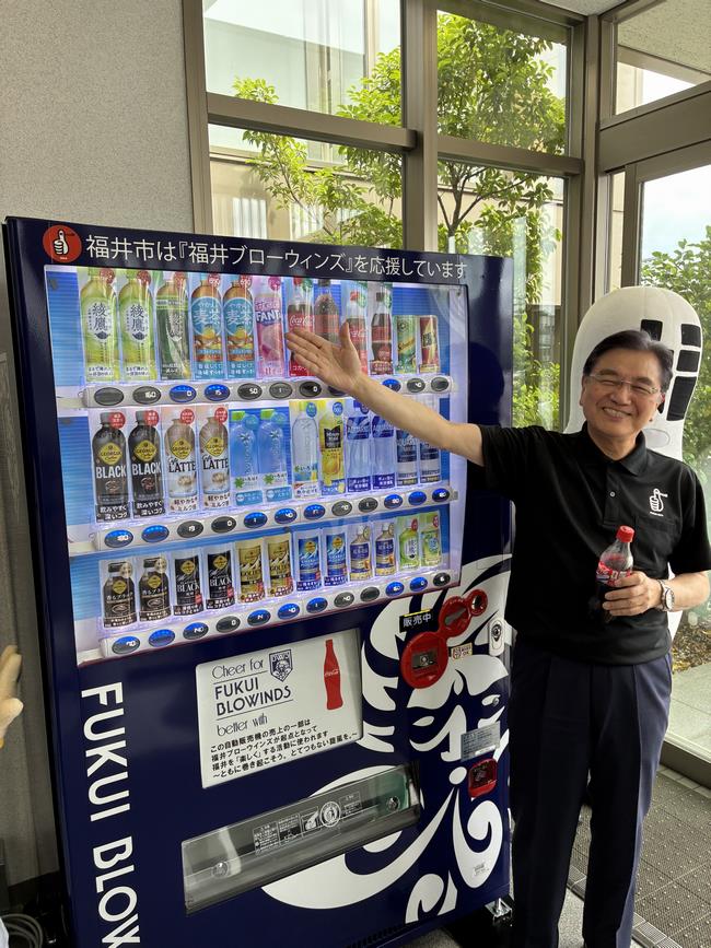 福井ブローウィンズ支援自販機設置セレモニーの写真