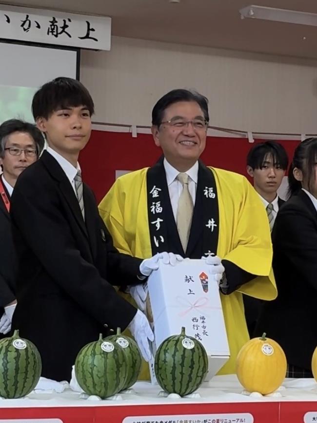 秋篠宮家 金福・銀福すいか献上品 選果・出発式の写真