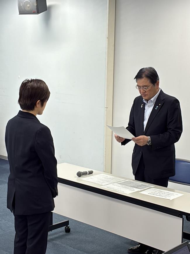 福井市男女共同参画審議会 委嘱状交付式の写真