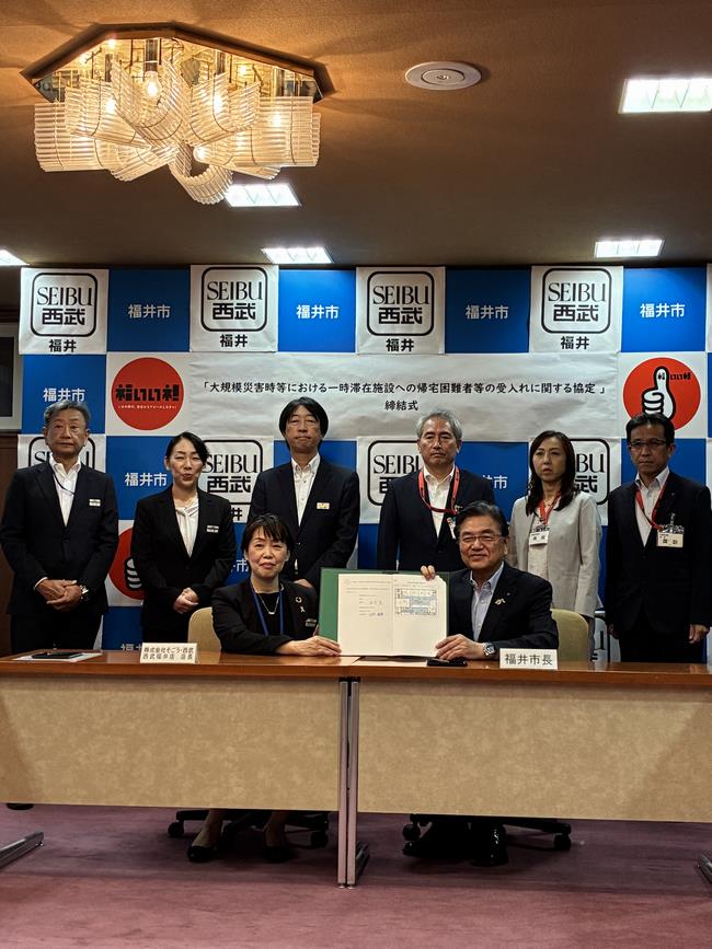 株式会社そごう・西武 西武福井店との「大規模災害時における一時滞在施設への帰宅困難者等の受入れに関する協定」締結式の写真
