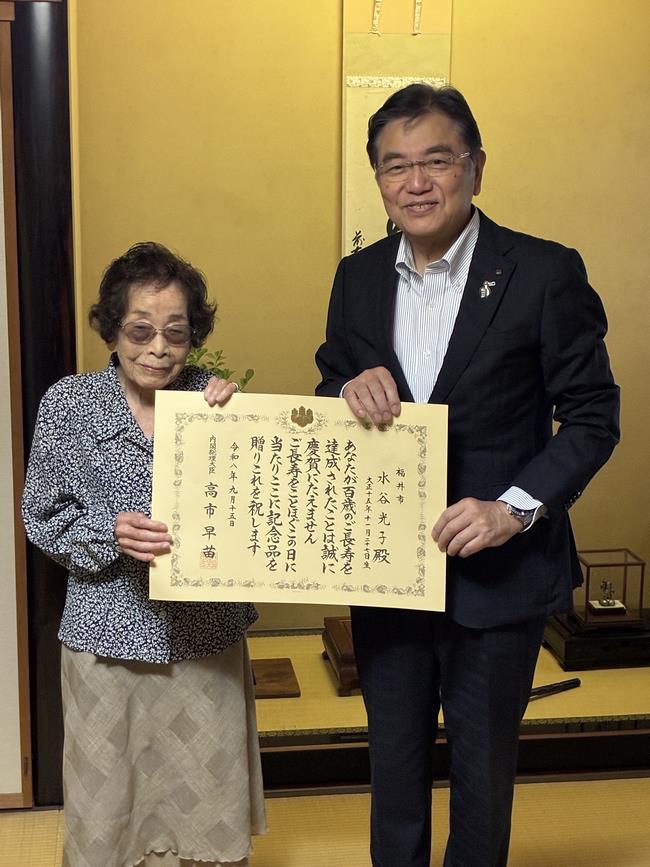 百歳慶祝訪問の写真
