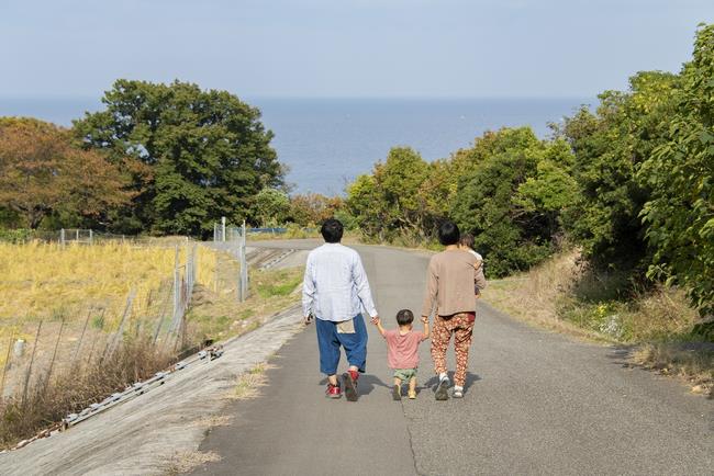 手をつなぐ家族