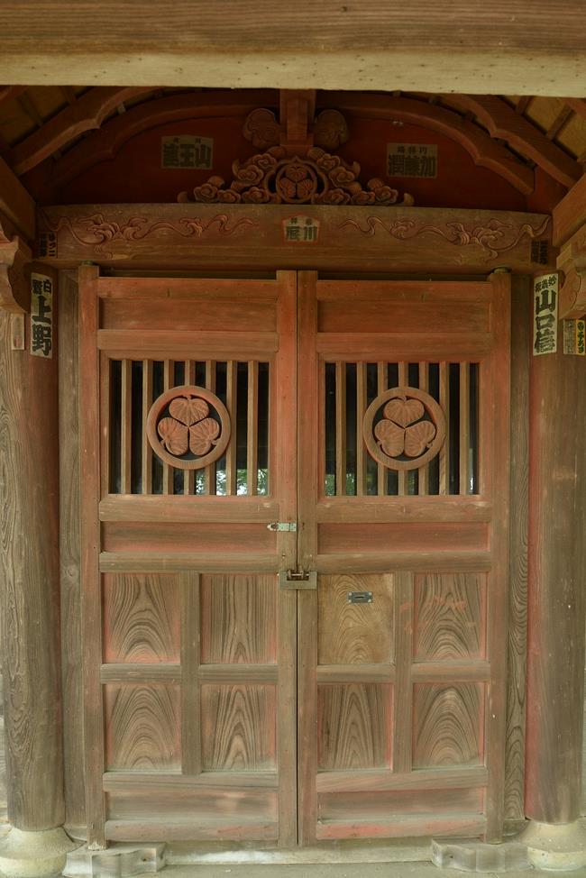 正面扉の「三つ葉葵紋」