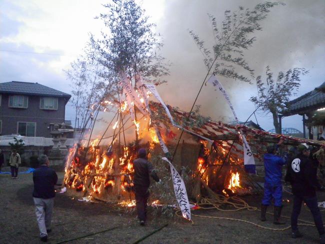 舟橋左義長火つけの様子