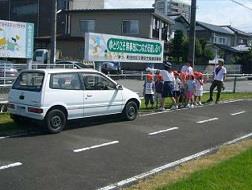 止まっている車があるときは何が危ないかな