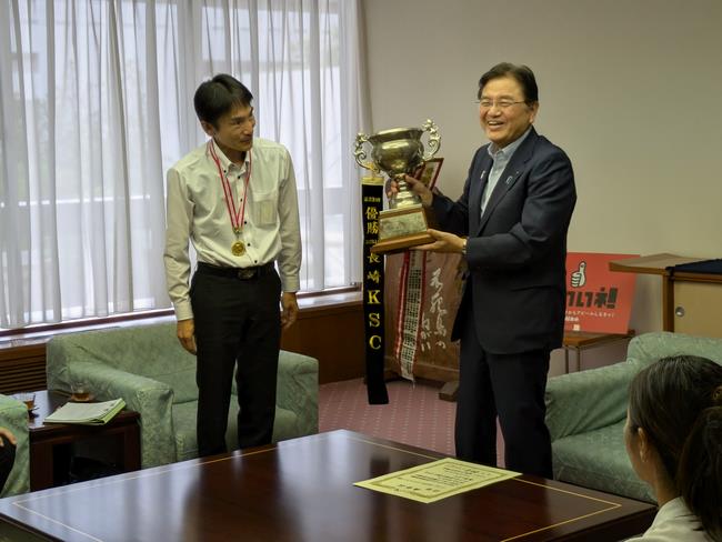 トロフィーを掲げる市長
