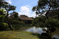 飛行機雲と養浩館庭園