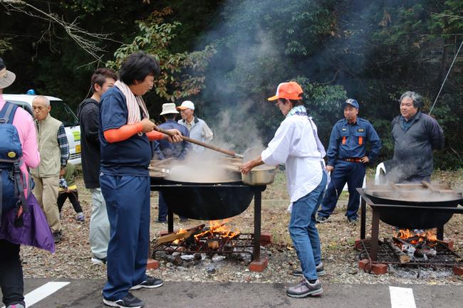 知恵鍋を作る住民