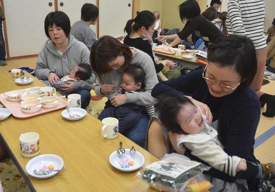 離乳食を食べる赤ちゃん