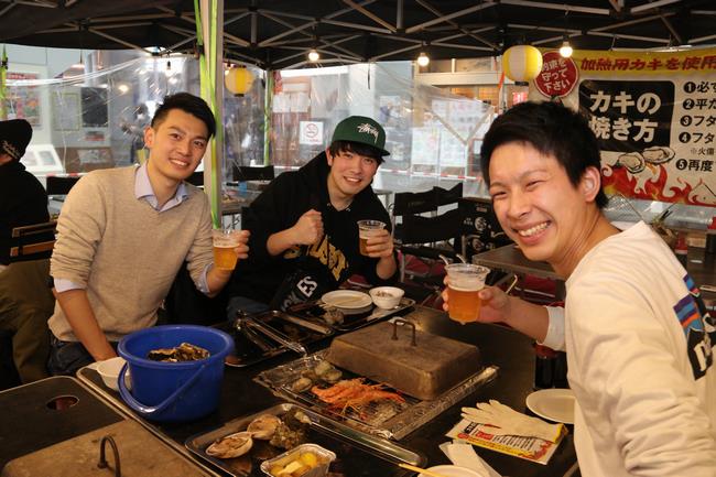 カキ小屋で楽しむ人