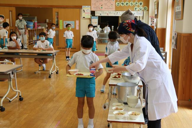 本郷小・給食配膳の様子